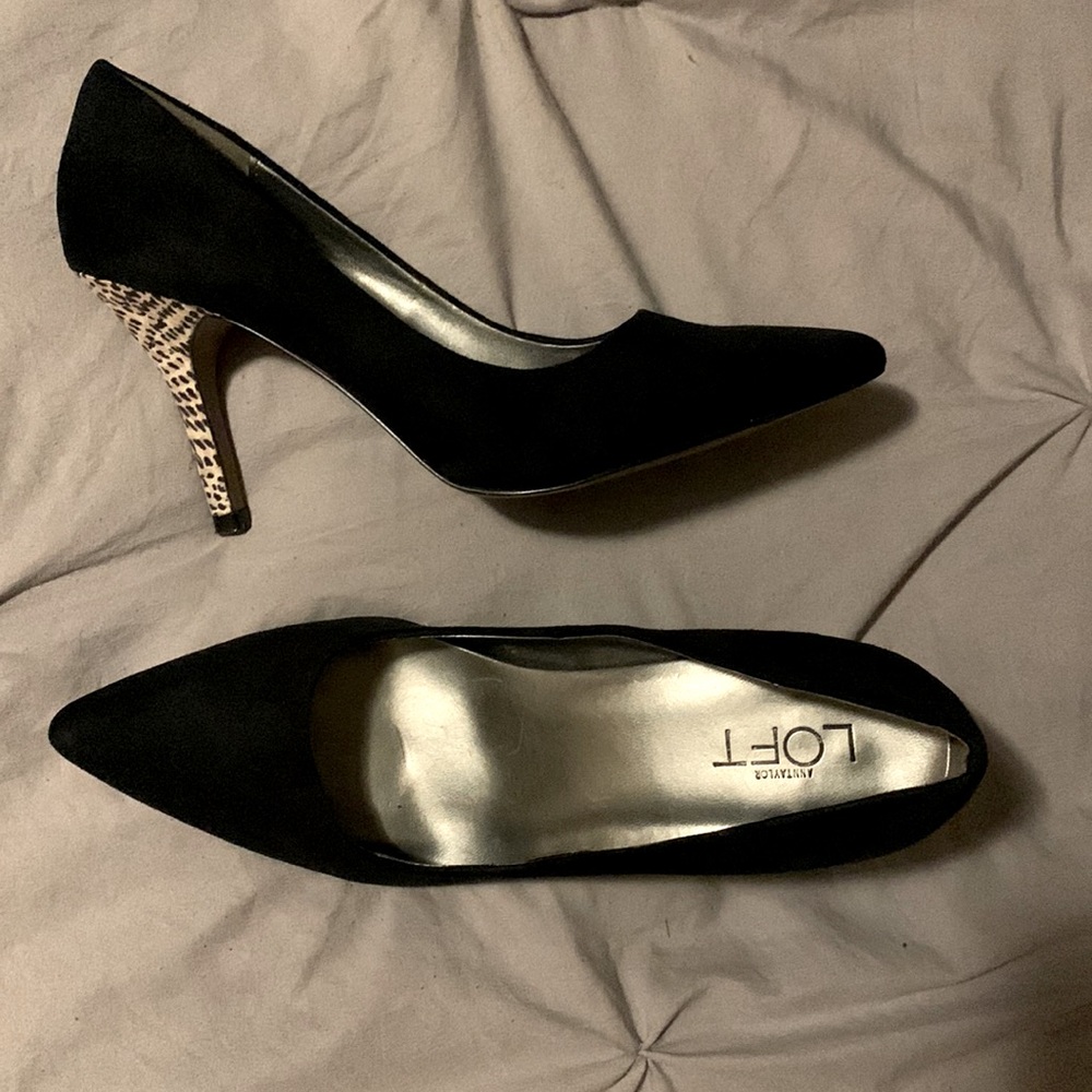 Black pointed toe high heels with snake print heel